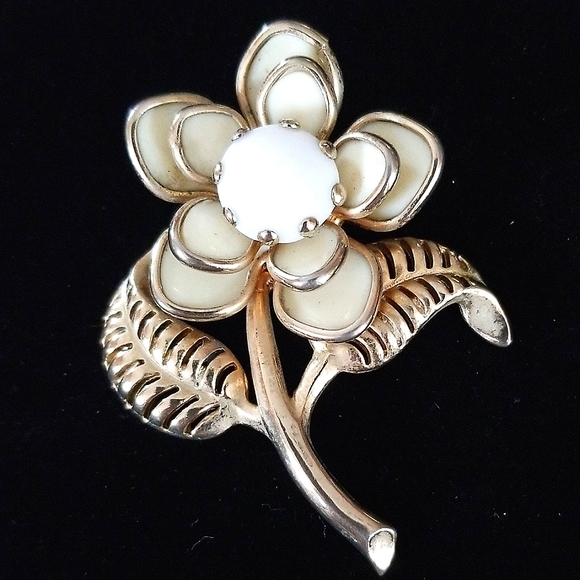 Vintage Mid Century Gold Tone Flower Brooch - Picture 2 of 8